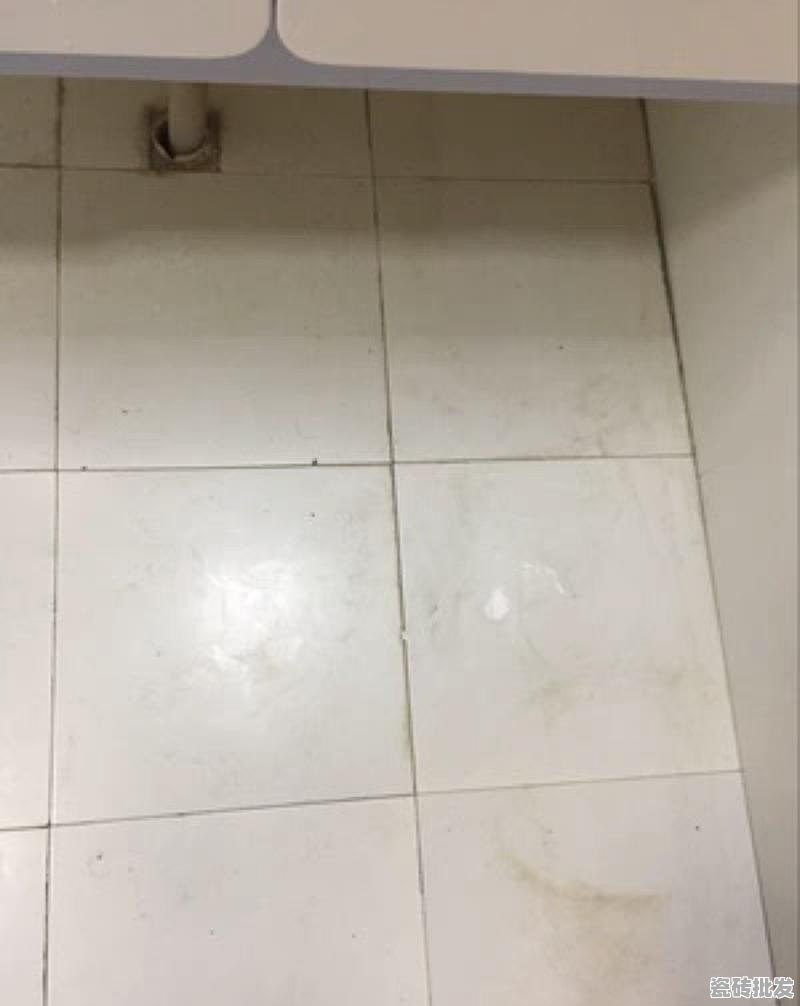 卫生间地板上的污渍怎么样快速去除 - 优质瓷砖批发网
